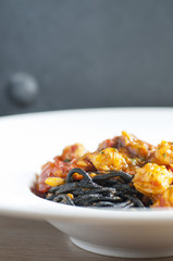 Spaghetti negro con salteado de gambas