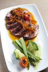 Magret de pato a la naranja.