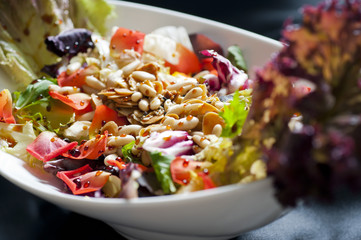 Ensalada de flores con frutos secos.