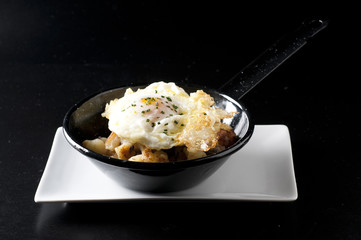 Huevos estrellados con setas.