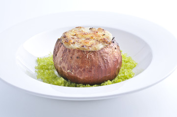Cebolla a la sal, rellena de cebolla cremosa y queso caciocavallo..Restaurante Brucculino.