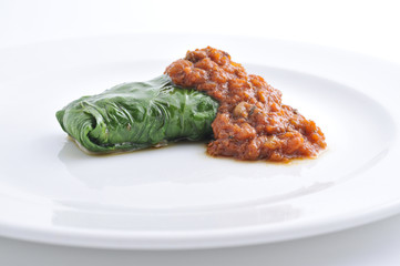 Lechuga rellena de carne de ternera en salsa de tomate a la ligure..