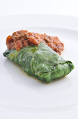 Lechuga rellena de carne de ternera en salsa de tomate a la ligure..