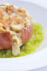 Cebolla a la sal, rellena de cebolla cremosa y queso caciocavallo..Restaurante Brucculino.
