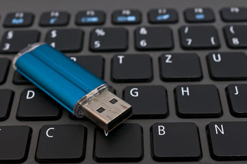 Notebook und USB-Stick