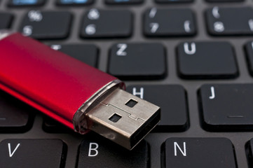 Notebook und USB-Stick