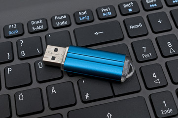 Notebook und USB-Stick