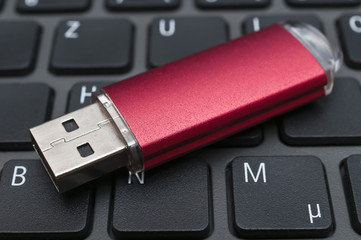 Notebook und USB-Stick