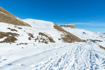 Obraz premium The landscape of snow-covered Caucasian rocks on the Gumbashi Pass.