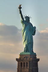 Obraz premium Statue of Liberty in New York City at sunset