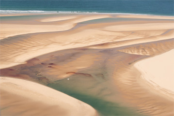Fototapeta na wymiar Vue aérienne de bancs de sable dans le Bassin d'Arcachon en France