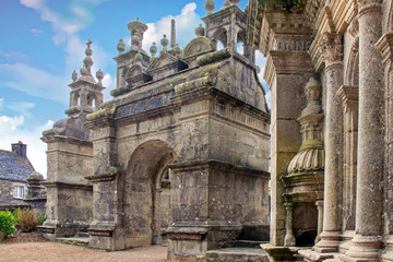 Saint Thégonnec. L'église et l'arc de triomphe de l'enclos paroissial. Finistère. Bretagne