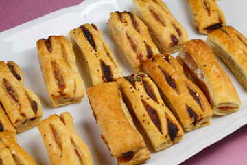 Feuilletés apéritifs sur un plat
