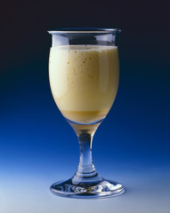 Eierpunsch vor blauen Verlauf