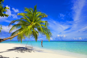 Fototapeta na wymiar Schöner Maledivenstrand mit Bikinimodel