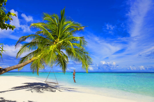 Schöner Maledivenstrand mit Bikinimodel