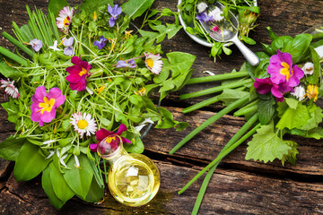 Frühlingssalat - Wildkräuter, essbare Blüten und Öl - 188671420