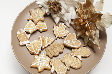 Obraz na płótnie Canvas gingerbread cookies on a plate with Christmas motifs