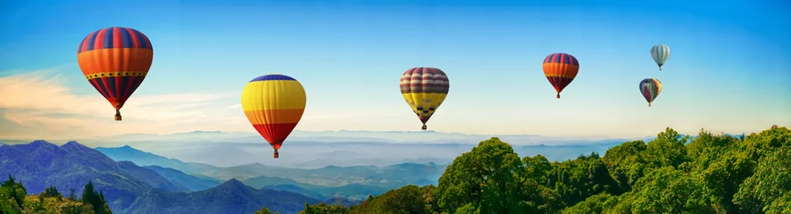 Fototapeten Panorama des Berges mit Heißluftballons am Morgen in Thailand. © applezoomzoom