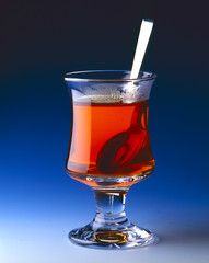 Heißer Grog vor Weiss/blauem Verlauf