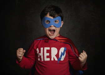superhero. niño feliz disfrazado de superheroe 