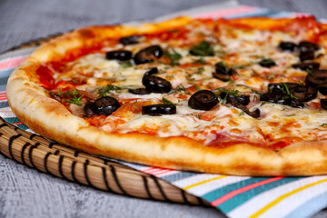 красивая вкусная итальянская пицца