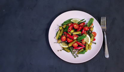 Fototapeta na wymiar салат из овощей, здоровое правильное питание, вегетарианство