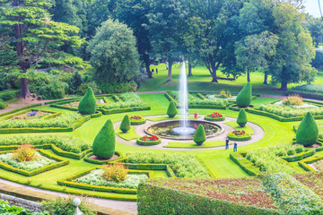 Aufnahme einer typisch schottischen Gartenanlage aus erhöhter Perspektive fotografiert tagsüber im September 2014