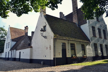 Naklejka premium Houses in Princely Beguinage Ten Wijngaerde complex in Bruges, Belgium