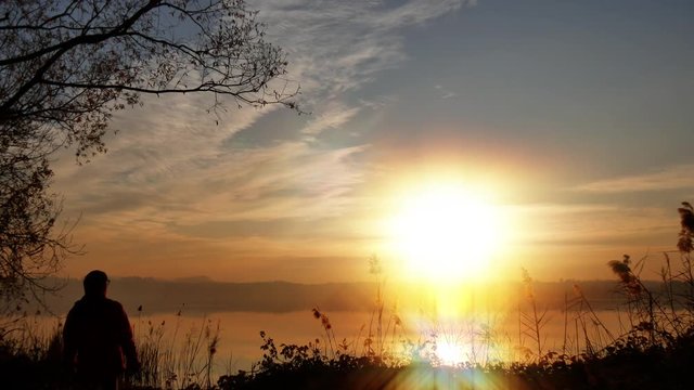 Escursionista osserva il tramonto e medita