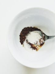 Растворимый кофе в белой чашке на светлом фоне