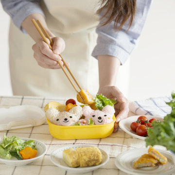 キャラクター弁当を作る女性の手元