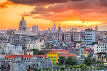 Zelfklevend Fotobehang De skyline van de binnenstad van Havana, Cuba. © SeanPavonePhoto