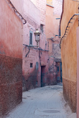 Alte Straßen der Medina von Marrakesch in Marokko © Savvapanf Photo ©