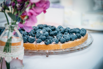 Blaubeertorte im Freien, festlich gedeckter Tisch