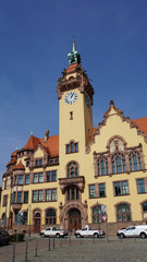 Rathaus in Sachsen/Das Rathaus in Waldheim in Sachsen, Deutschland, die Fassade ist mit rotem Rochlitzer Porphyr gestaltet 