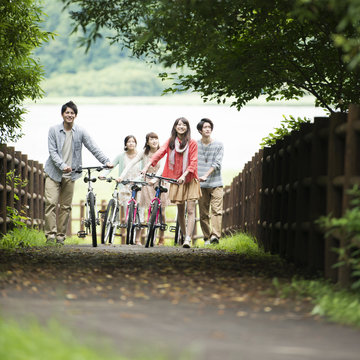 自転車を押す大学生