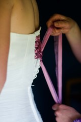 Préparation de la mariée, habillage pour la cérémonie