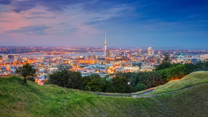 Foto op Plexiglas Nieuw-Zeeland Auckland. Stadsbeeld van de skyline van Auckland, Nieuw-Zeeland, genomen vanaf Mount Eden bij zonsondergang.