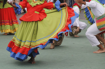 Cumbia colombiana en una festival de calle