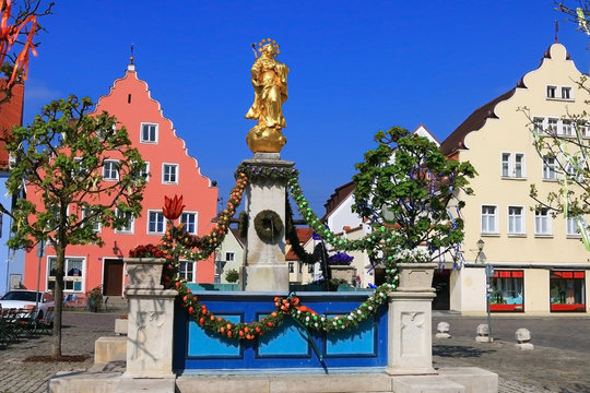Osterbrunnen in Wemding, Bayern, Deutschland