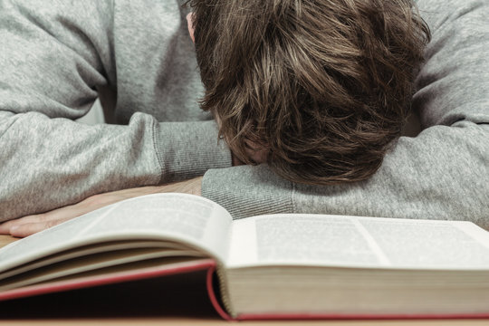Student macht beim Lernen schlapp
