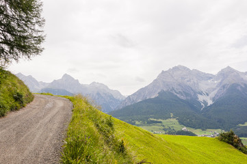 Obraz premium Scuol, Engadin, Unterengadin, Wanderweg, Panoramaweg, Flurinaweg, Tarasp, Graubünden, Nationalpark, Sommer, Schweiz