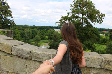 Fototapeta premium Reise mit Frau auf Burg
