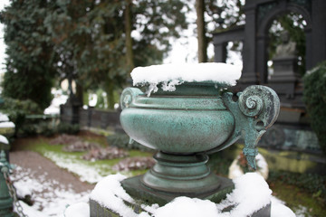 Altes Grabgefäß im Schnee 