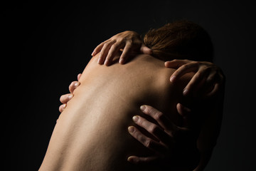 Четыре руки вцепились в спину