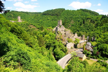 die Niederburg, eine der zwei Burgen bei Manderscheid in der Eifel
