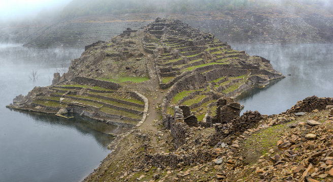 Castro Candaz, remains of a Celtic and then medieval town