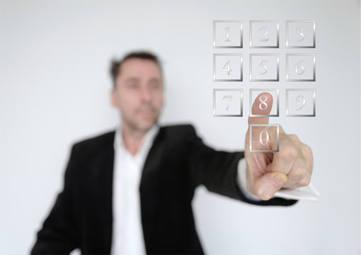 homme et clavier numérique virtuel gris