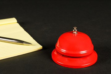 bloc-notes, stylo, sonnette 